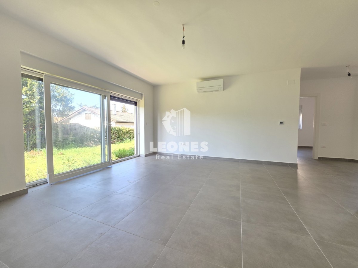 Appartamento con giardino e posto auto in garage vicino a Umago, Salvore