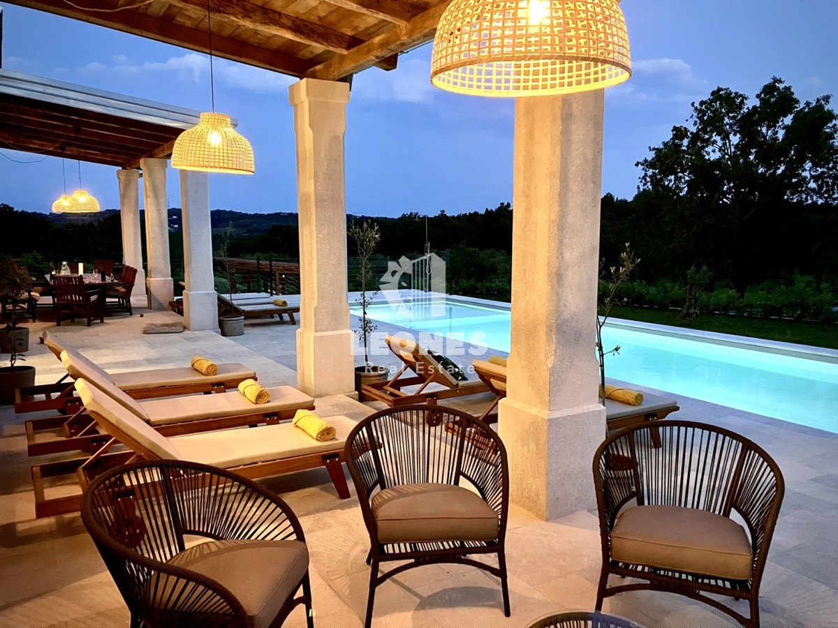 Un'imponente villa immersa nel verde nei ditorni a Vižinada
