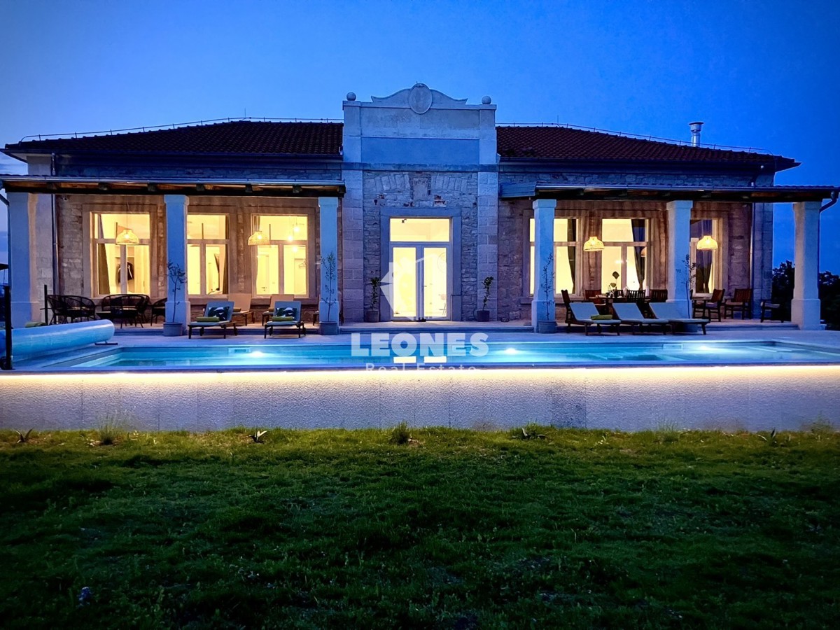 Un'imponente villa immersa nel verde nei ditorni a Vižinada
