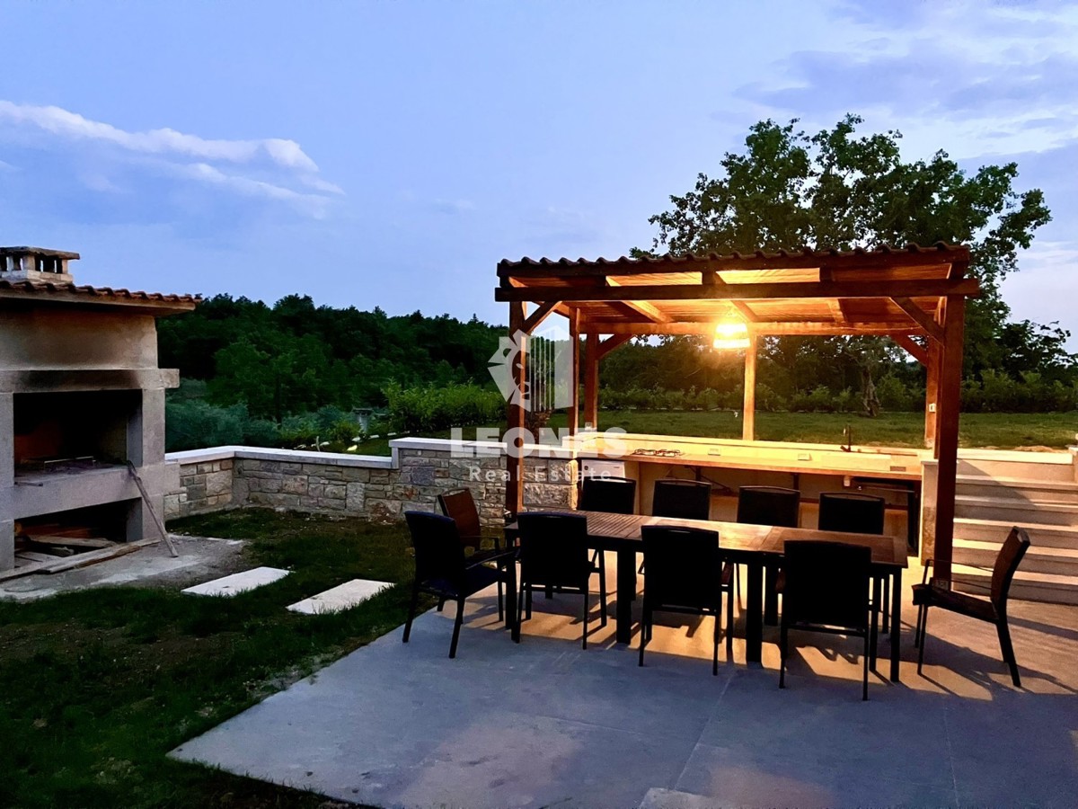 Un'imponente villa immersa nel verde nei ditorni a Vižinada