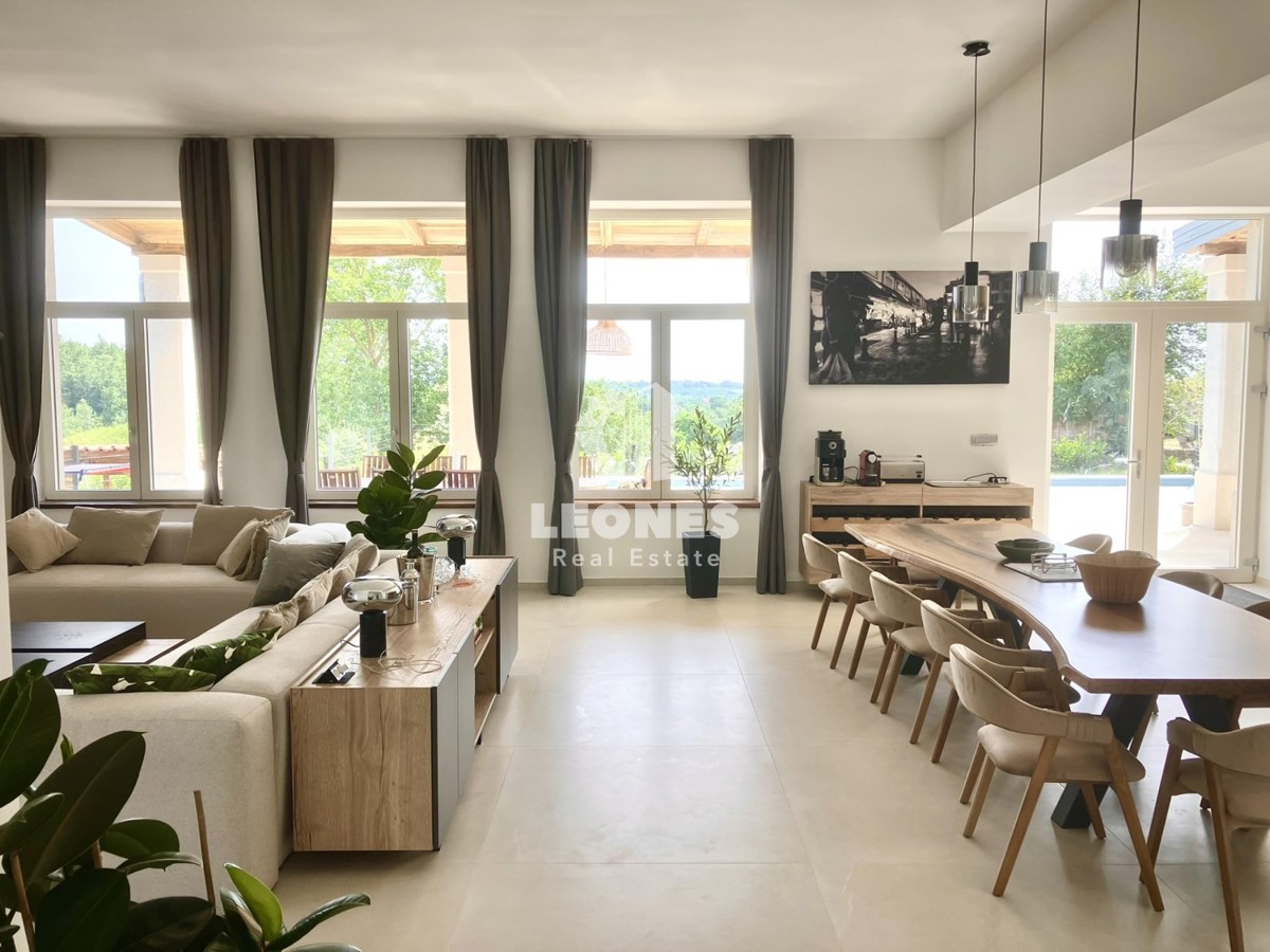 Un'imponente villa immersa nel verde nei ditorni a Vižinada