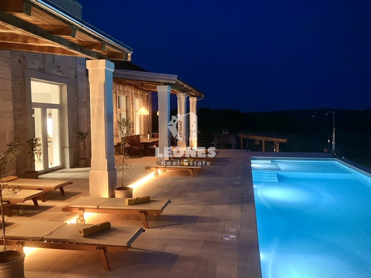 Un'imponente villa immersa nel verde nei ditorni a Vižinada