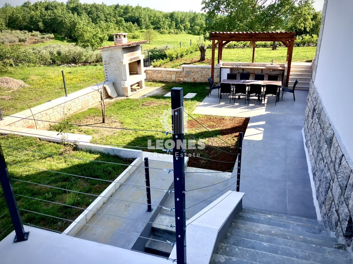 Un'imponente villa immersa nel verde nei ditorni a Vižinada