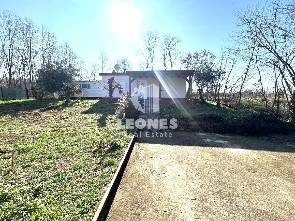 Bella casa ad un piano con ampio cortile nelle vicinanze di Umago