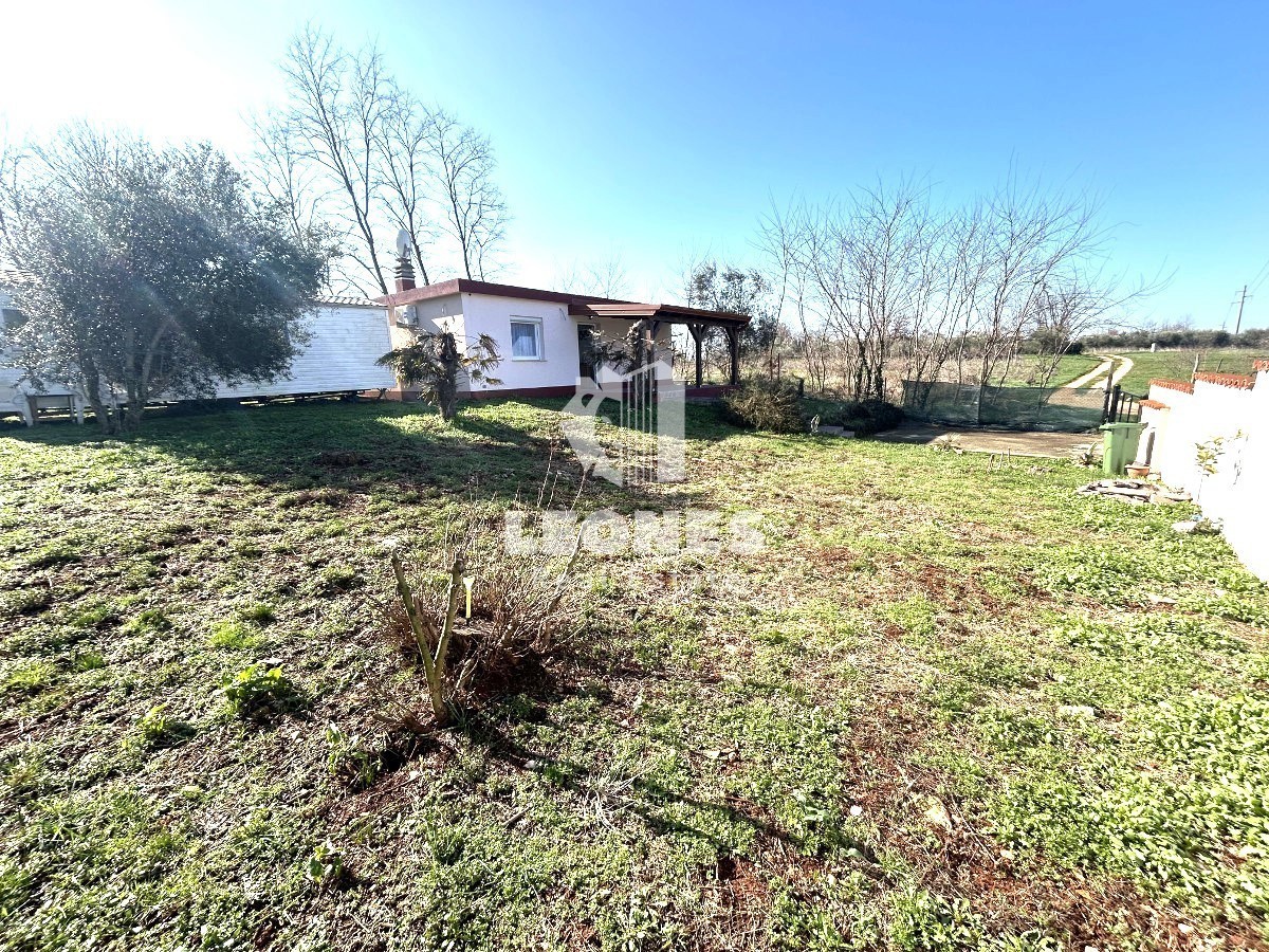 Bella casa ad un piano con ampio cortile nelle vicinanze di Umago