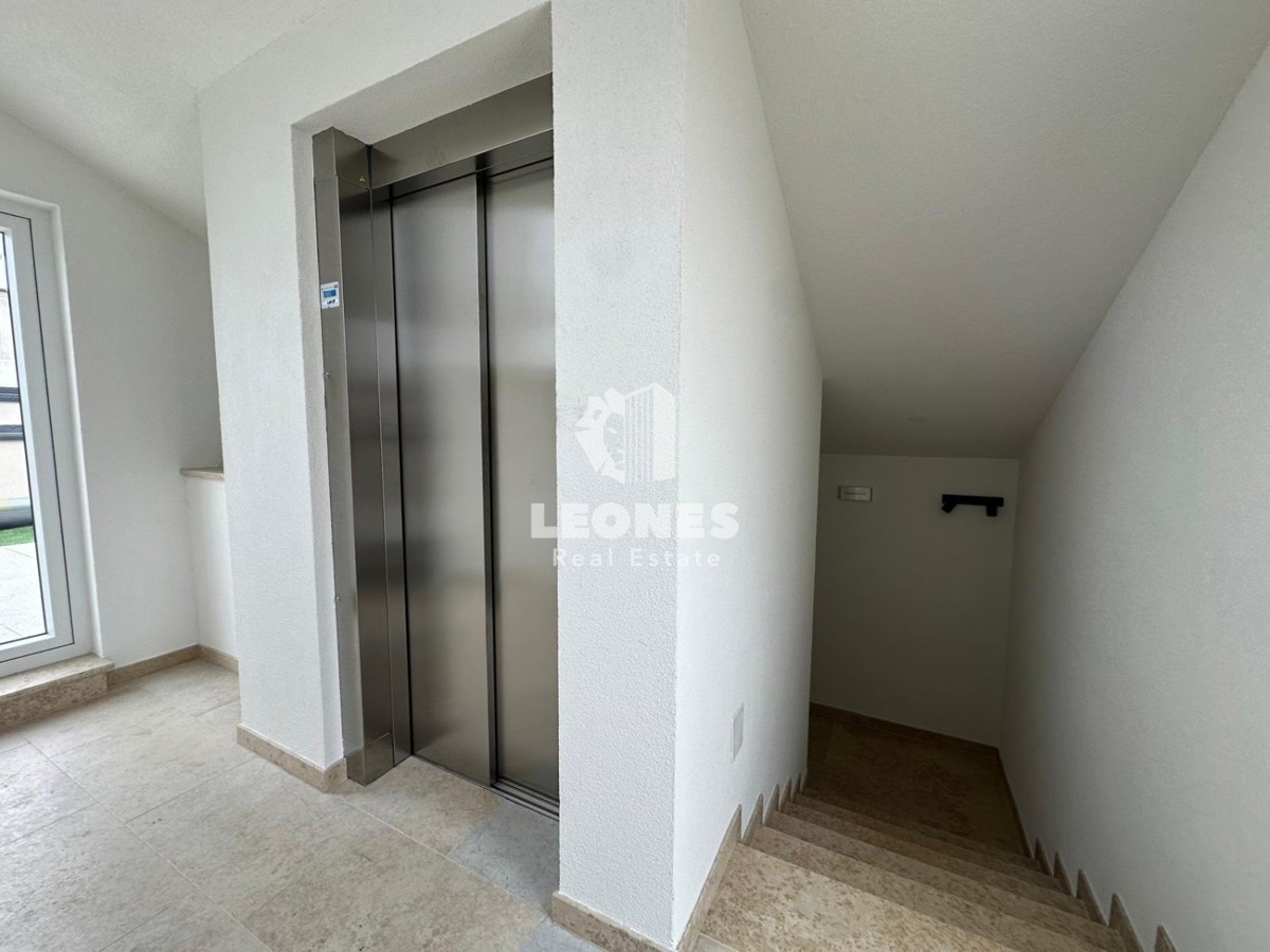 Appartamento al secondo piano in un nuovo edificio di qualità con ascensore e vista sul mare a Tar