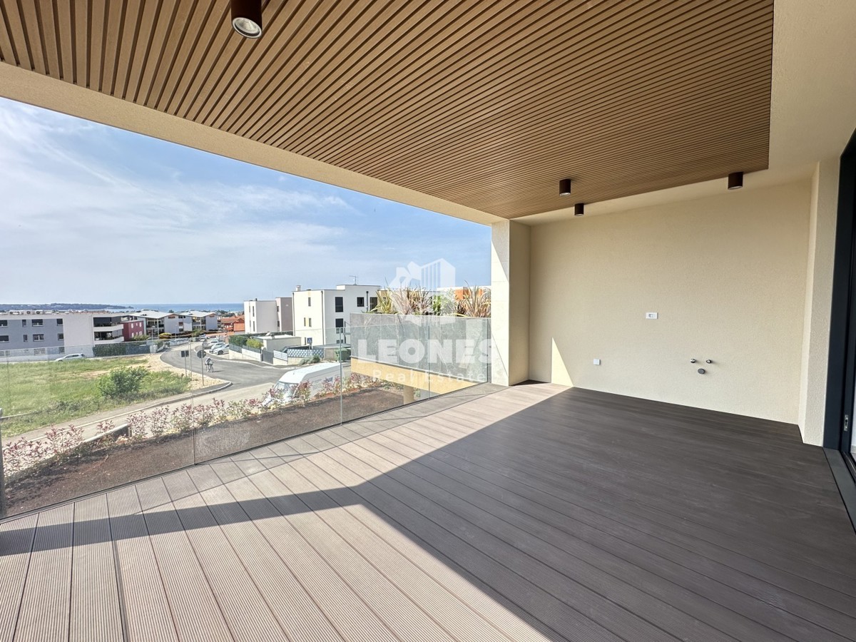 Lussuoso appartamento al primo piano con bellissima vista sul mare in un nuovo edificio con ascensore a Cittanova