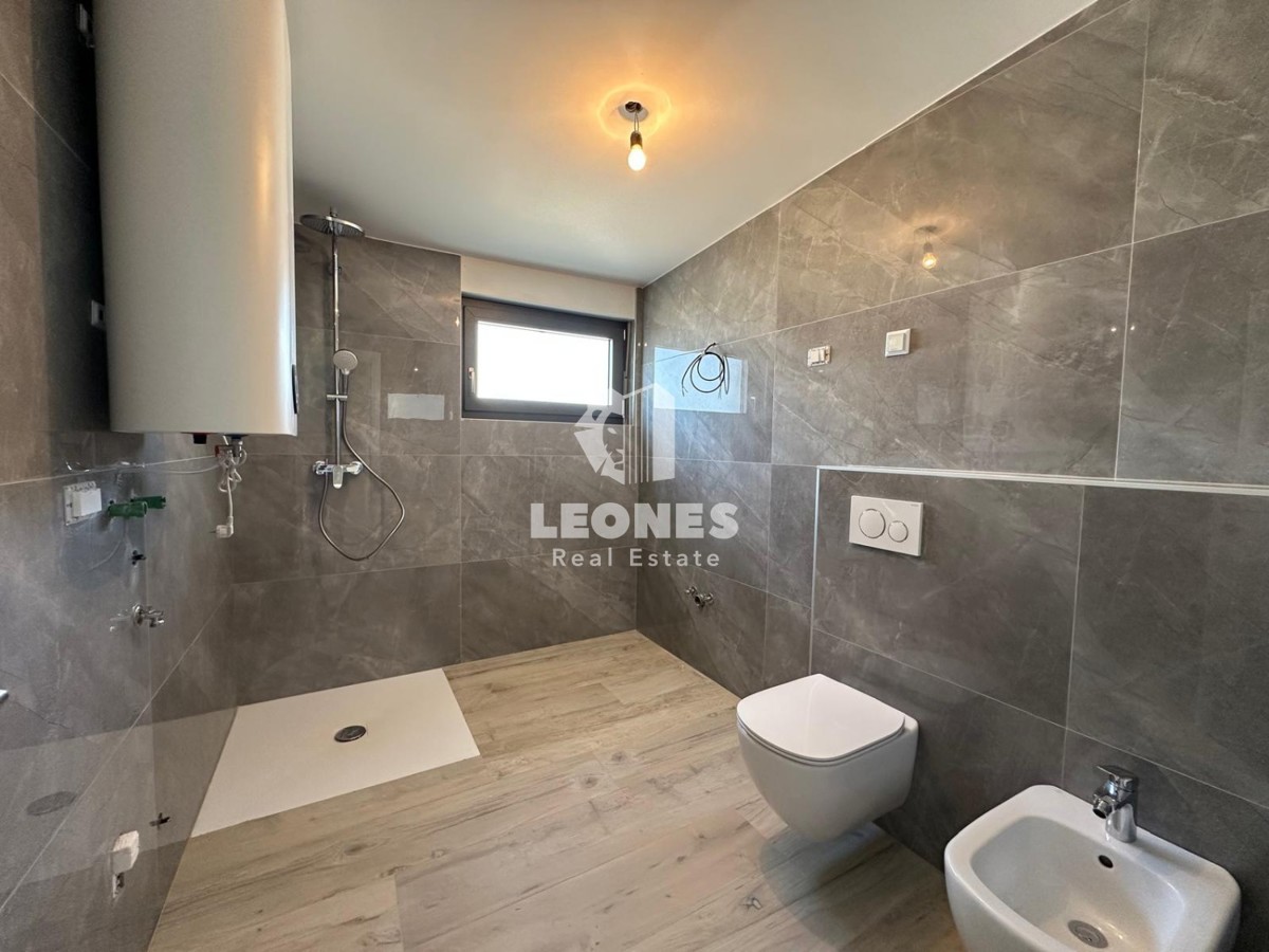 Appartamento duplex con vista mare a Lovrečica, a soli 300 metri dal mare