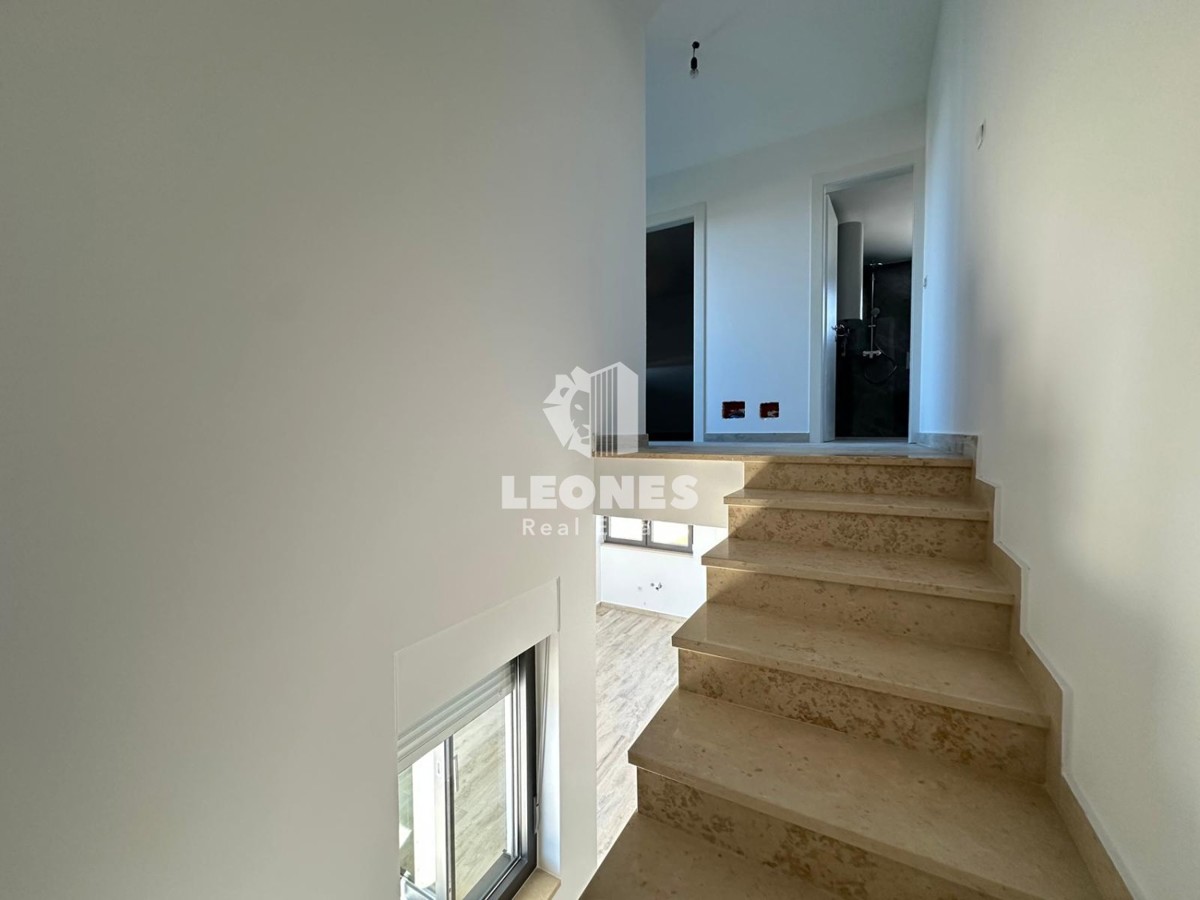 Appartamento duplex con vista mare a Lovrečica, a soli 300 metri dal mare