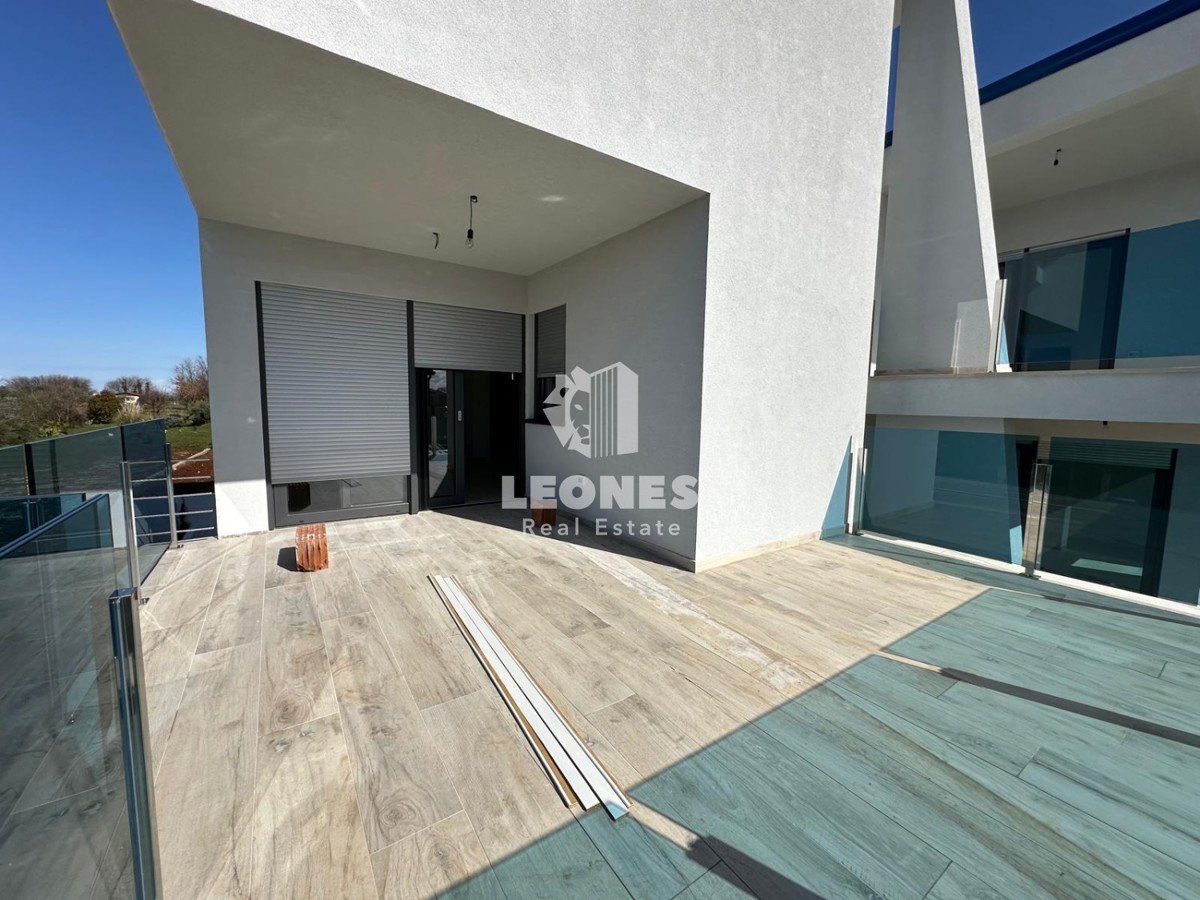 Appartamento duplex con vista mare a Lovrečica, a soli 300 metri dal mare