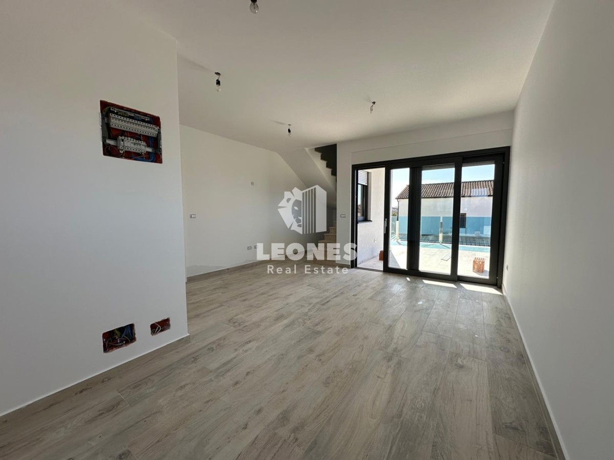 Appartamento duplex con vista mare a Lovrečica, a soli 300 metri dal mare