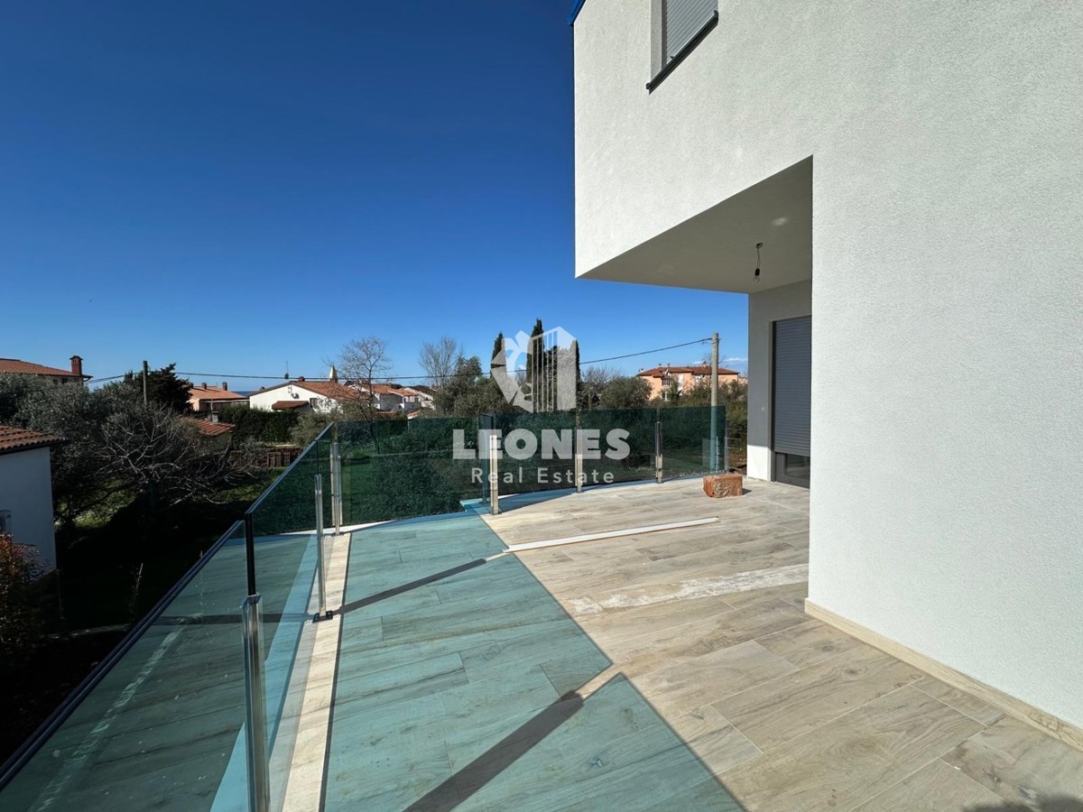 Appartamento duplex con vista mare a Lovrečica, a soli 300 metri dal mare