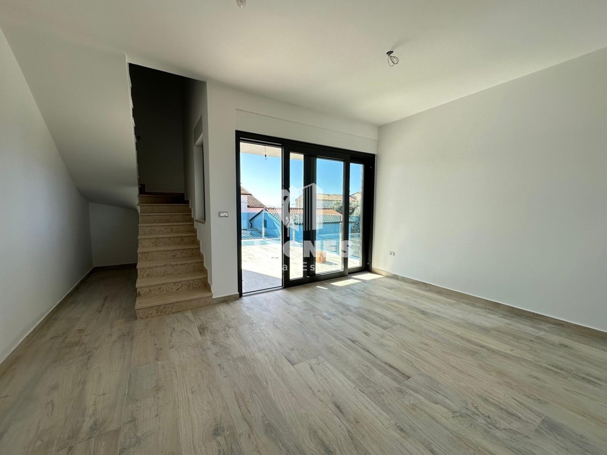 Appartamento duplex con vista mare a Lovrečica, a soli 300 metri dal mare