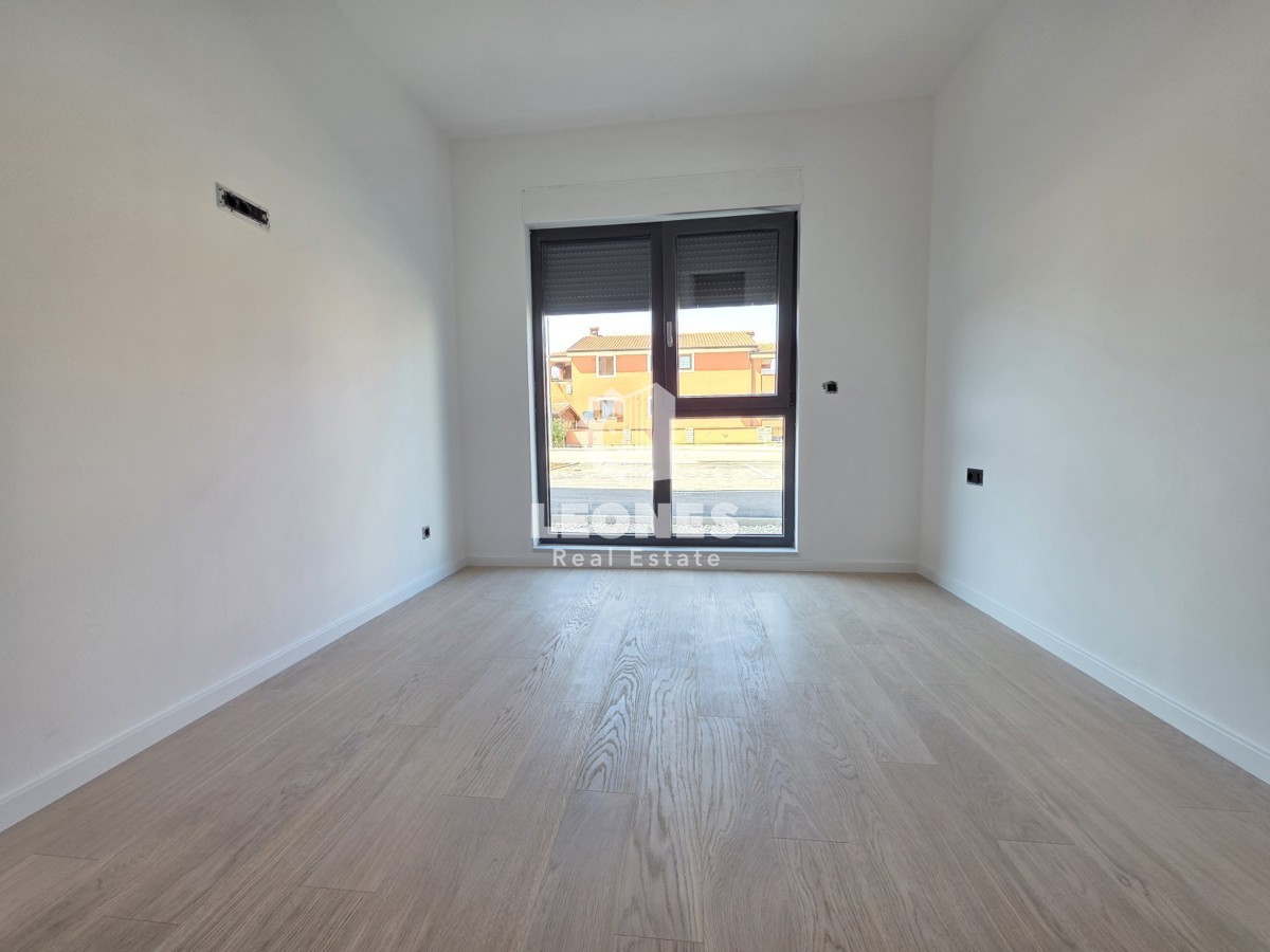 Appartamento con due camere da letto e giardino in un moderno edificio di nuova costruzione a Umag - Umago