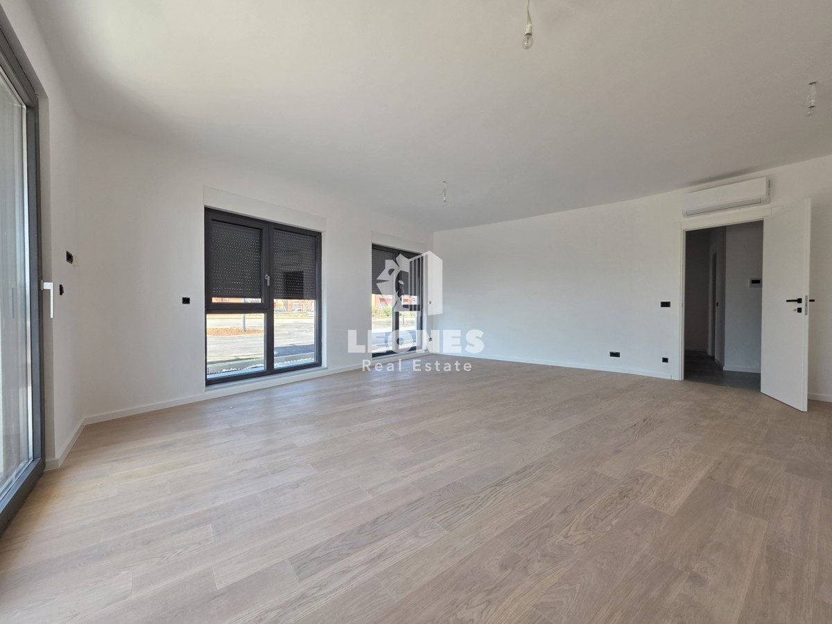 Appartamento con due camere da letto e giardino in un moderno edificio di nuova costruzione a Umag - Umago