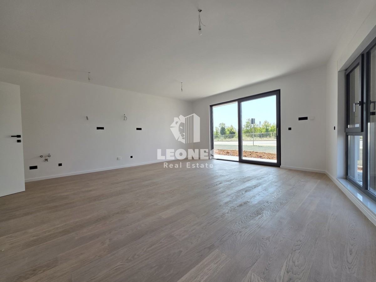 Appartamento con due camere da letto e giardino in un moderno edificio di nuova costruzione a Umag - Umago