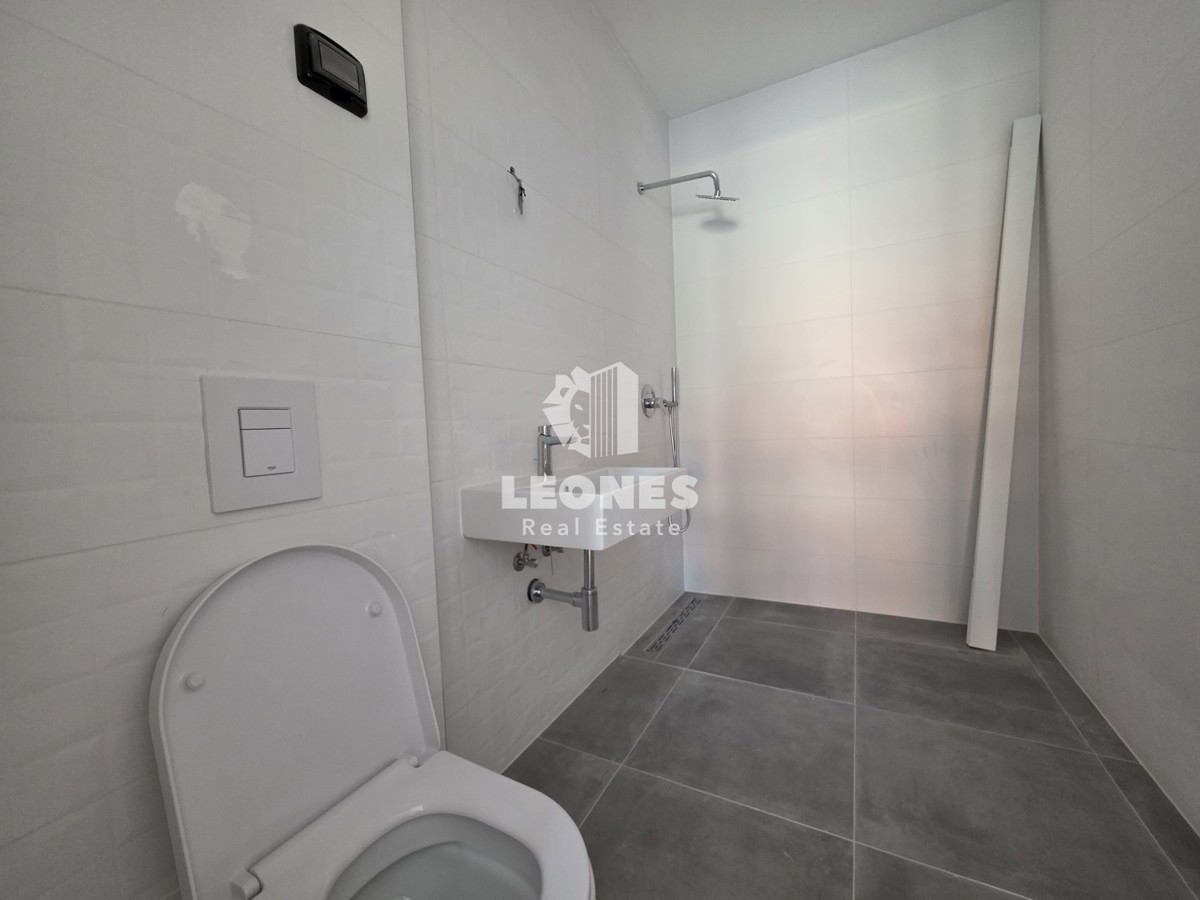 Appartamento con due camere da letto e giardino in un moderno edificio di nuova costruzione a Umag - Umago