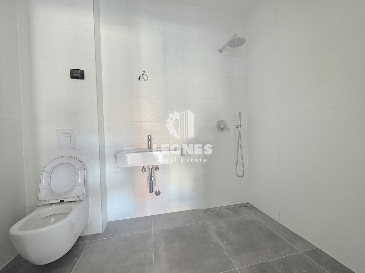 Appartamento con due camere da letto e giardino in un moderno edificio di nuova costruzione a Umag - Umago