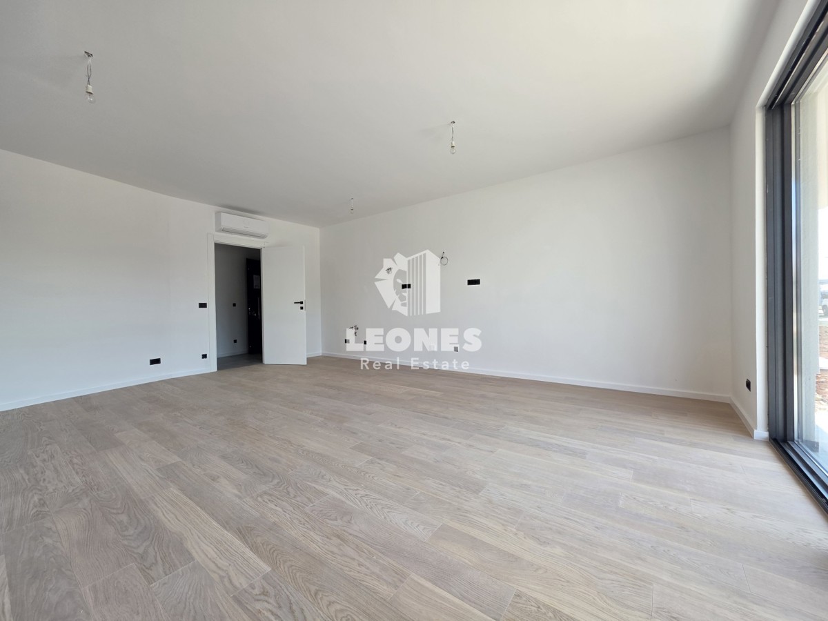 Appartamento con due camere da letto e giardino in un moderno edificio di nuova costruzione a Umag - Umago