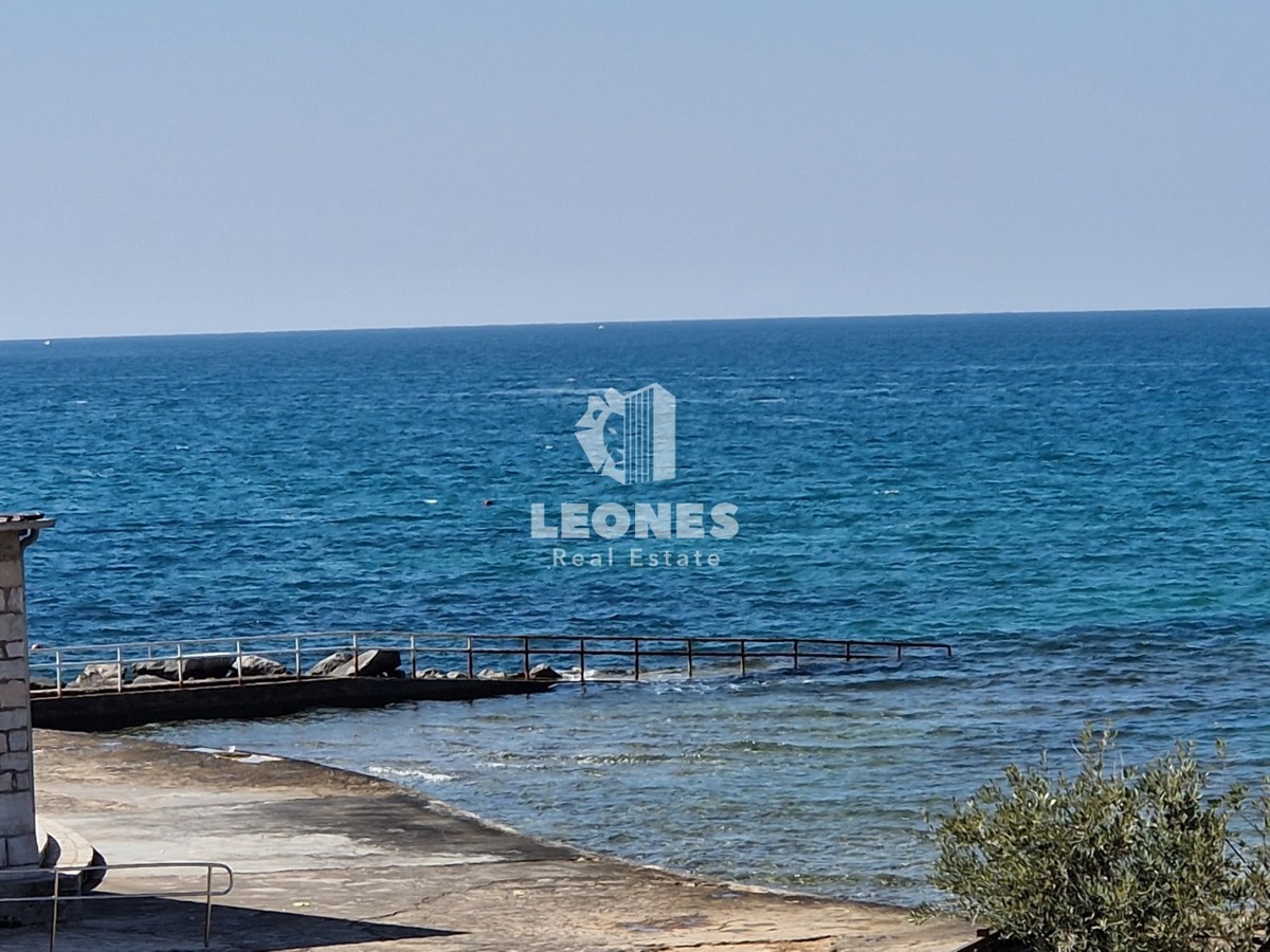 Appartamento in un nuovo edificio in seconda fila al mare a Umago