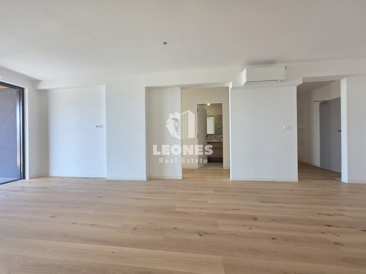 Appartamento in un nuovo edificio in seconda fila al mare a Umago