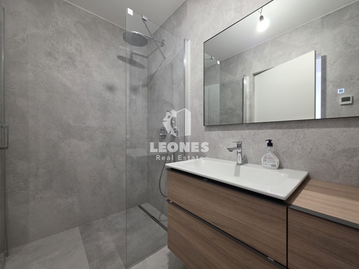 Appartamento in un nuovo edificio in seconda fila al mare a Umago