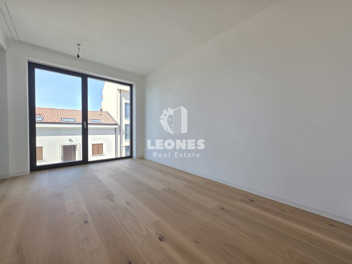 Appartamento in un nuovo edificio in seconda fila al mare a Umago