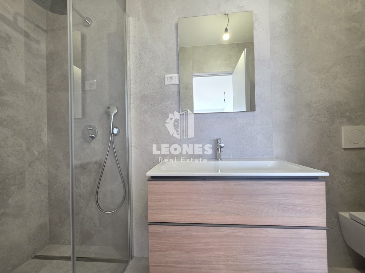 Appartamento in un nuovo edificio in seconda fila al mare a Umago