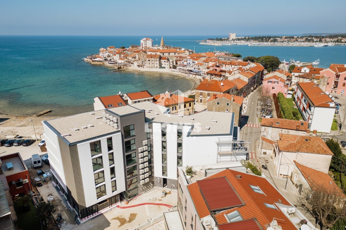 Appartamento in un nuovo edificio in seconda fila al mare a Umago