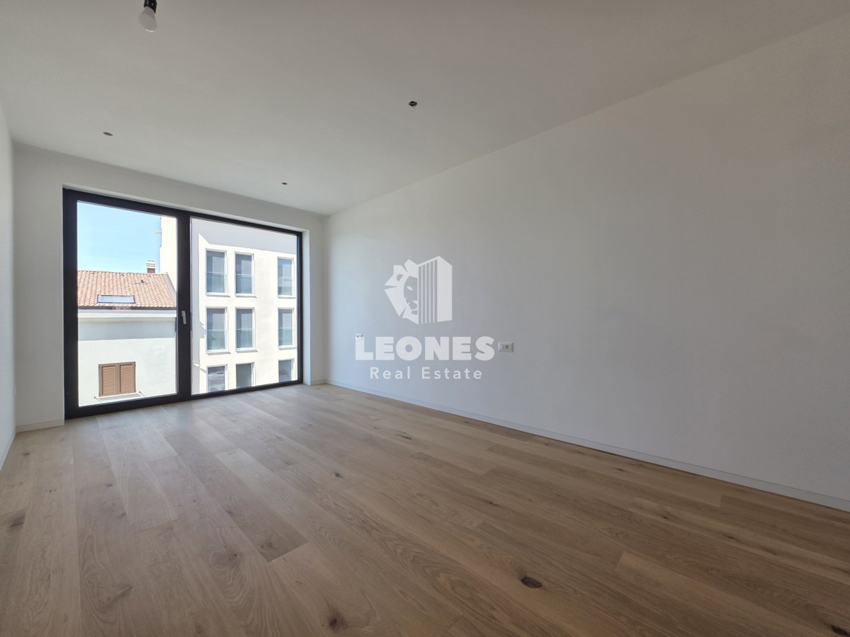 Appartamento in un nuovo edificio in seconda fila al mare a Umago