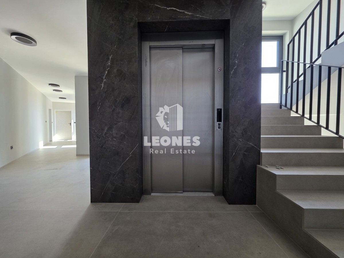 Appartamento in un nuovo edificio in seconda fila al mare a Umago