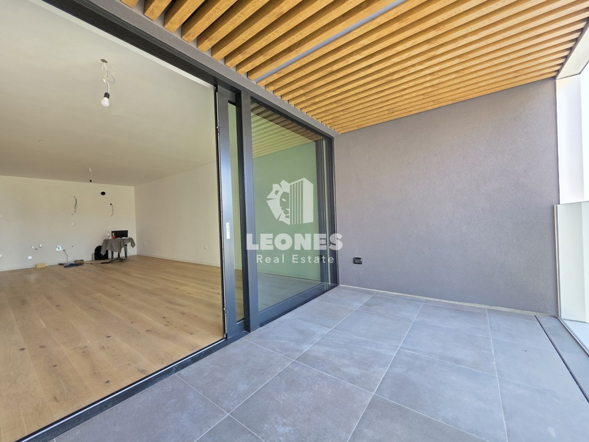 Appartamento in un nuovo edificio in seconda fila al mare a Umago