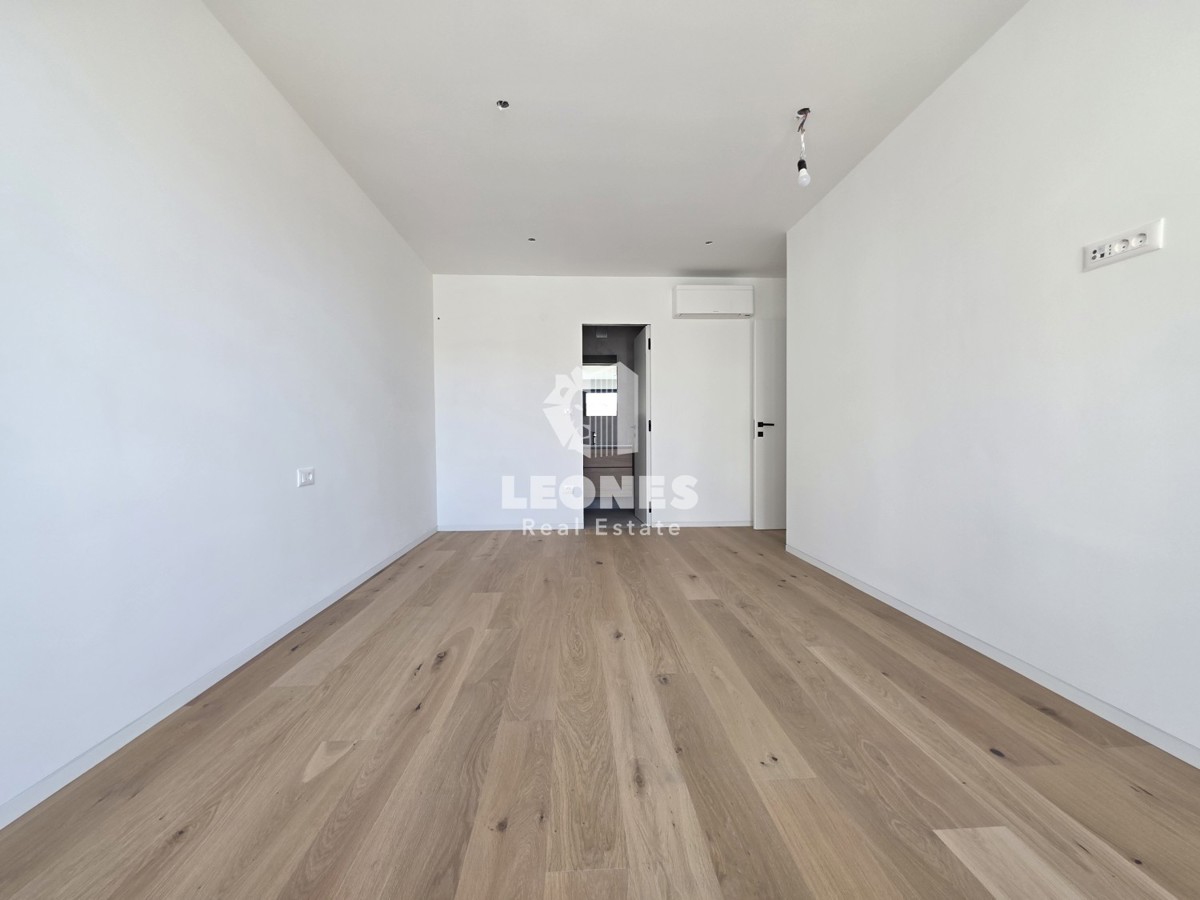 Appartamento in un nuovo edificio in seconda fila al mare a Umago