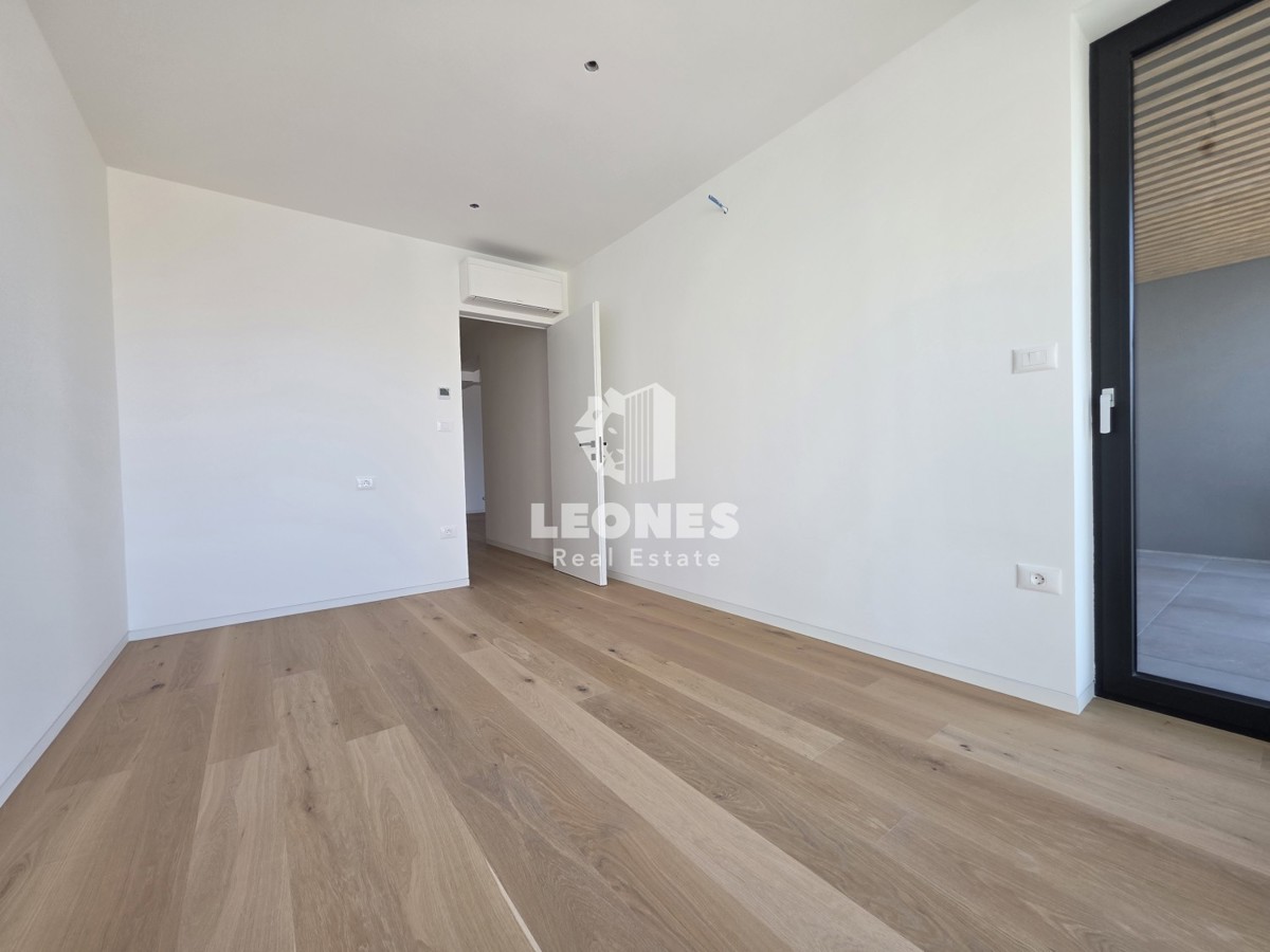 Appartamento in un nuovo edificio in seconda fila al mare a Umago