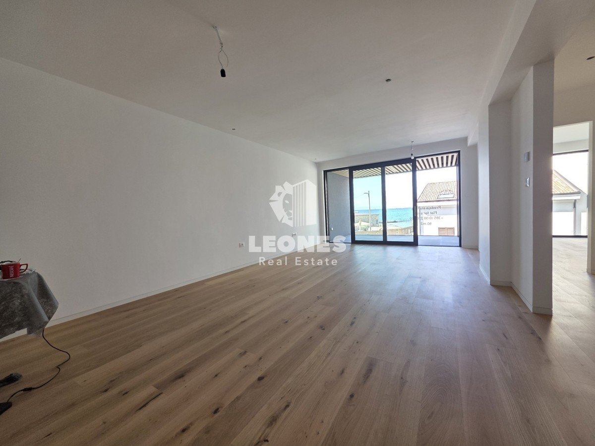 Appartamento in un nuovo edificio in seconda fila al mare a Umago