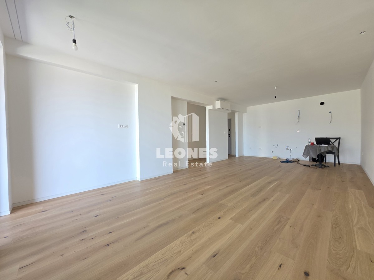 Appartamento in un nuovo edificio in seconda fila al mare a Umago