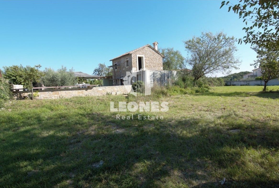 Terreno con permesso di costruzione per la costruzione di un pansion ai dintorni di Buje - Buie, Krasica