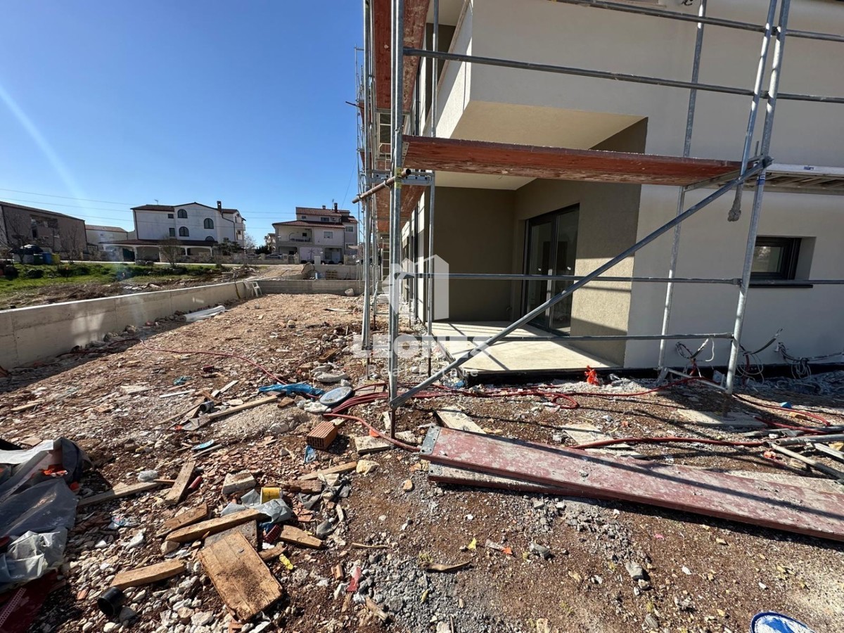 Confortevole appartamento con giardino e ingresso indipendente in un nuovo edificio di qualità a Tar