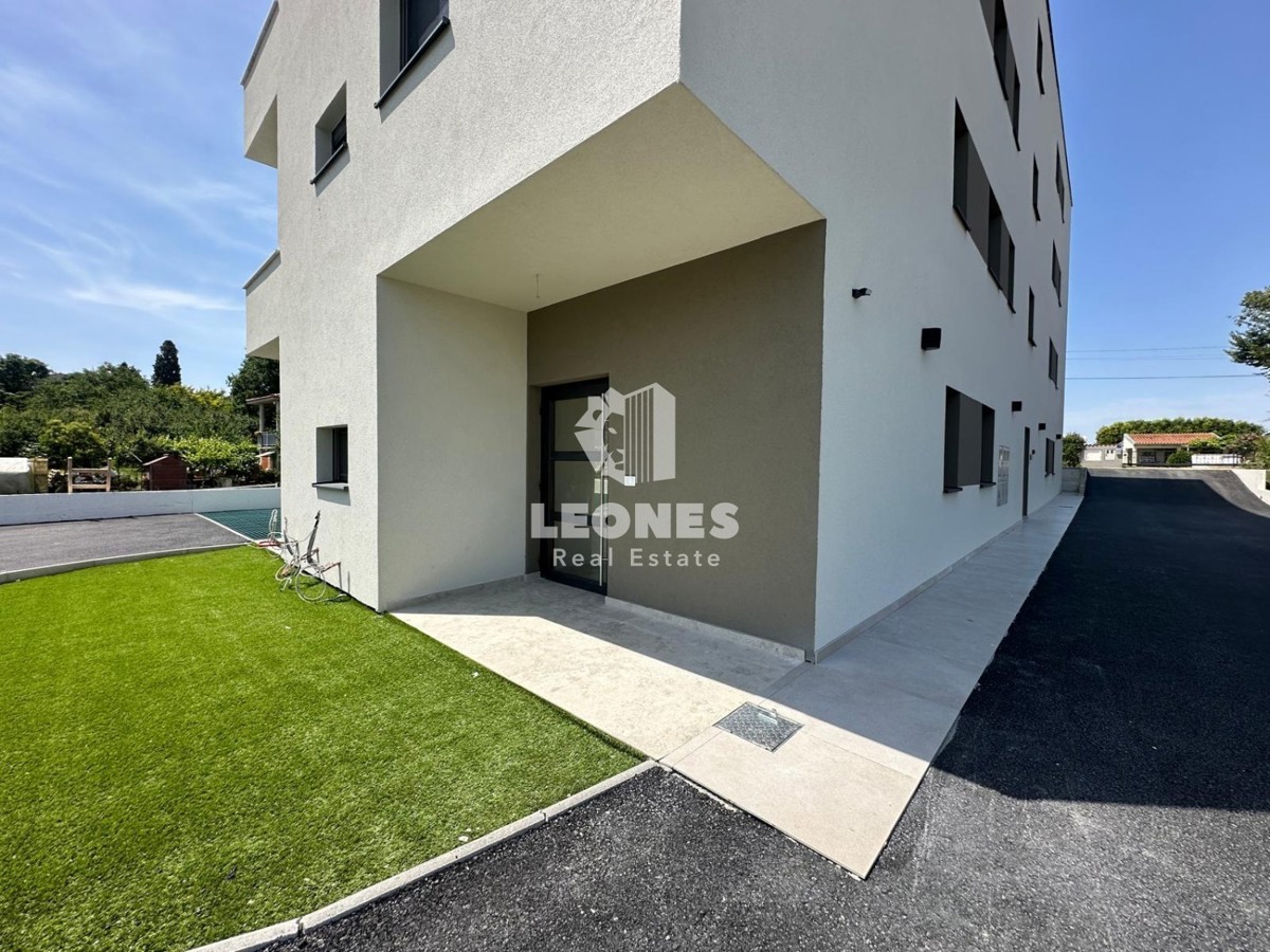 Confortevole appartamento con giardino e ingresso indipendente in un nuovo edificio di qualità a Tar
