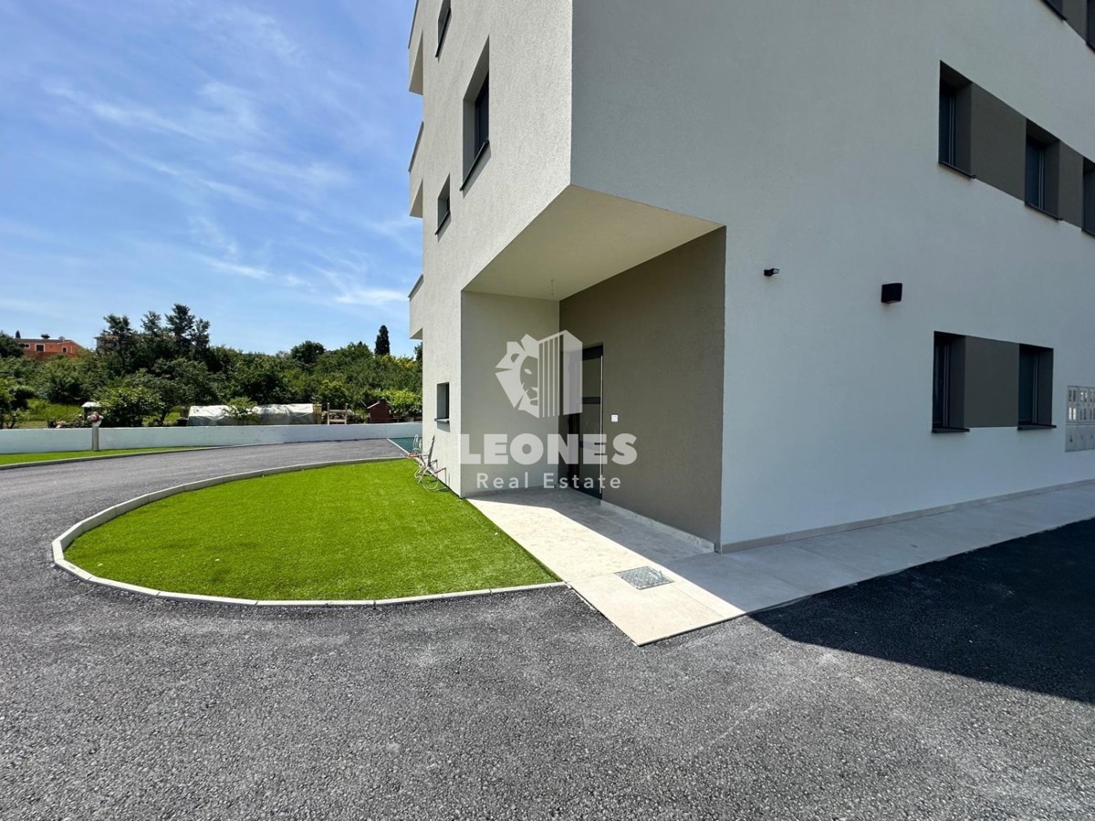 Confortevole appartamento con giardino e ingresso indipendente in un nuovo edificio di qualità a Tar