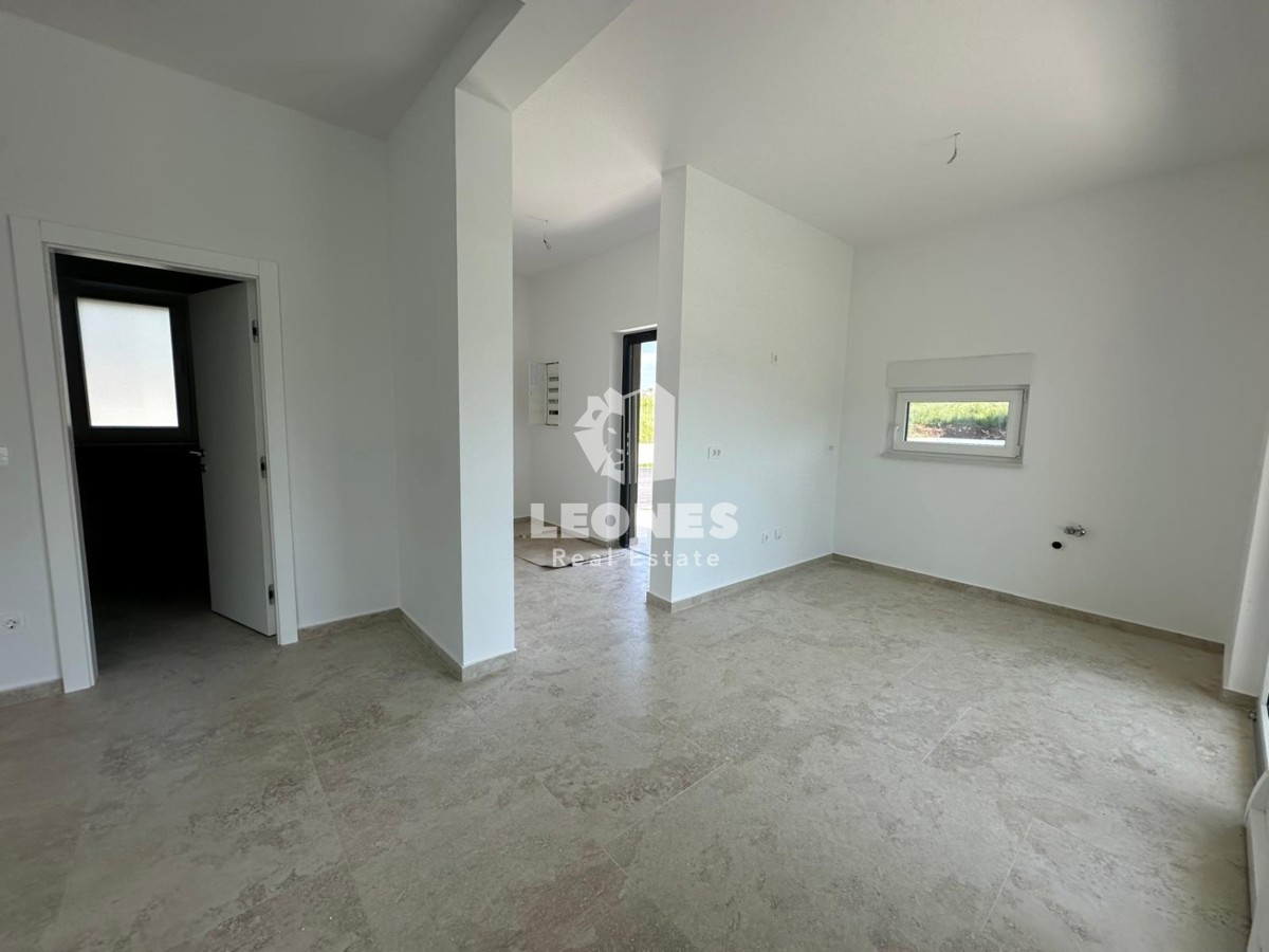 Confortevole appartamento con giardino e ingresso indipendente in un nuovo edificio di qualità a Tar