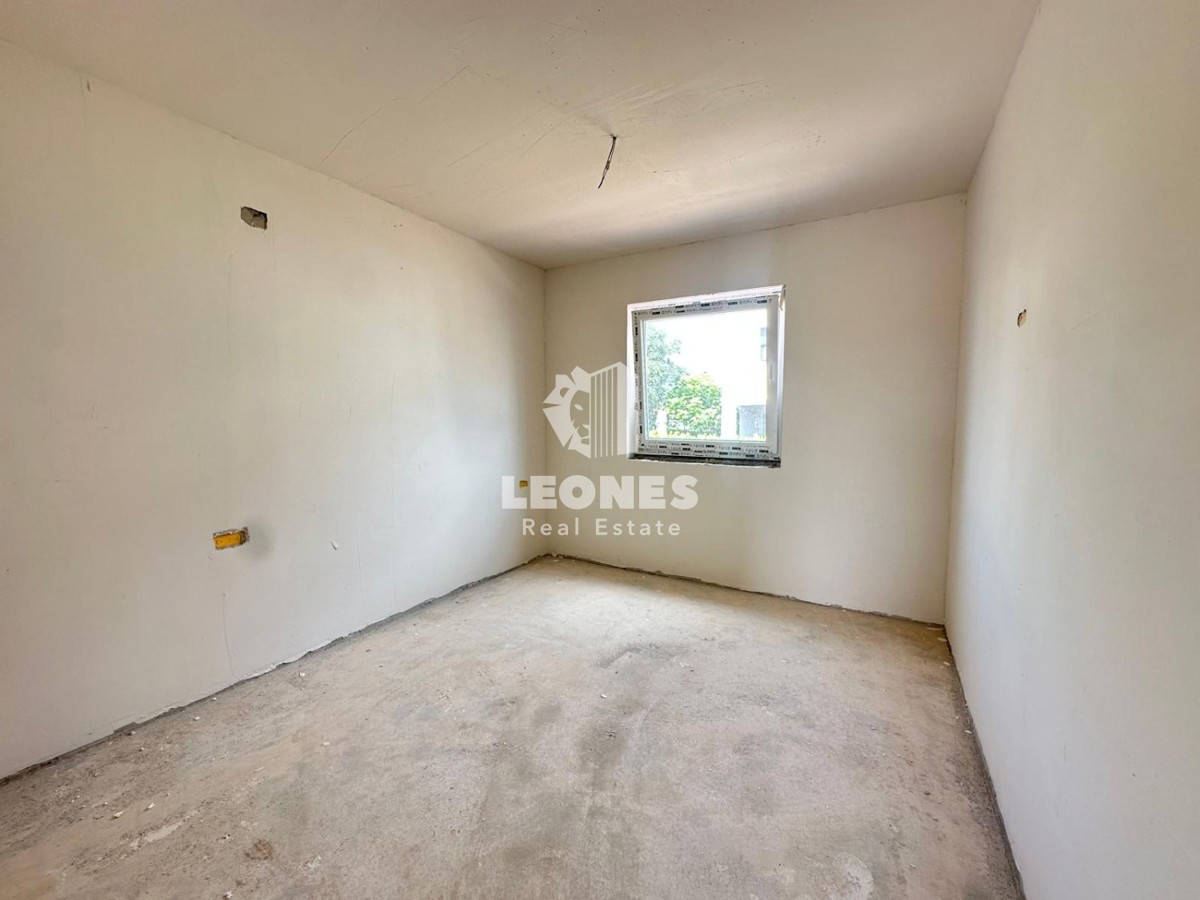 Confortevole appartamento con vista mare e terrazza panoramica a soli 600 metri dal mare a Zambratija