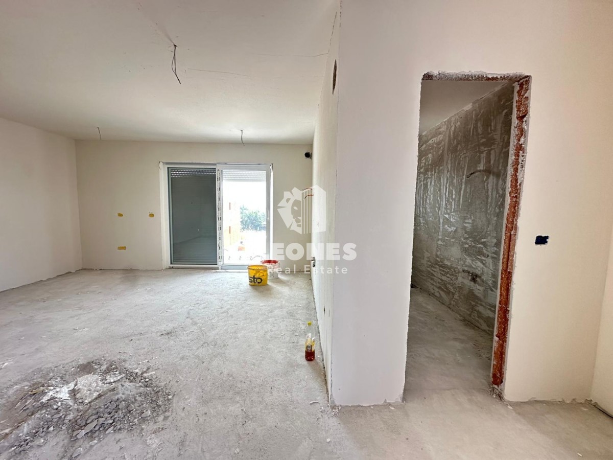 Confortevole appartamento con vista mare e terrazza panoramica a soli 600 metri dal mare a Zambratija