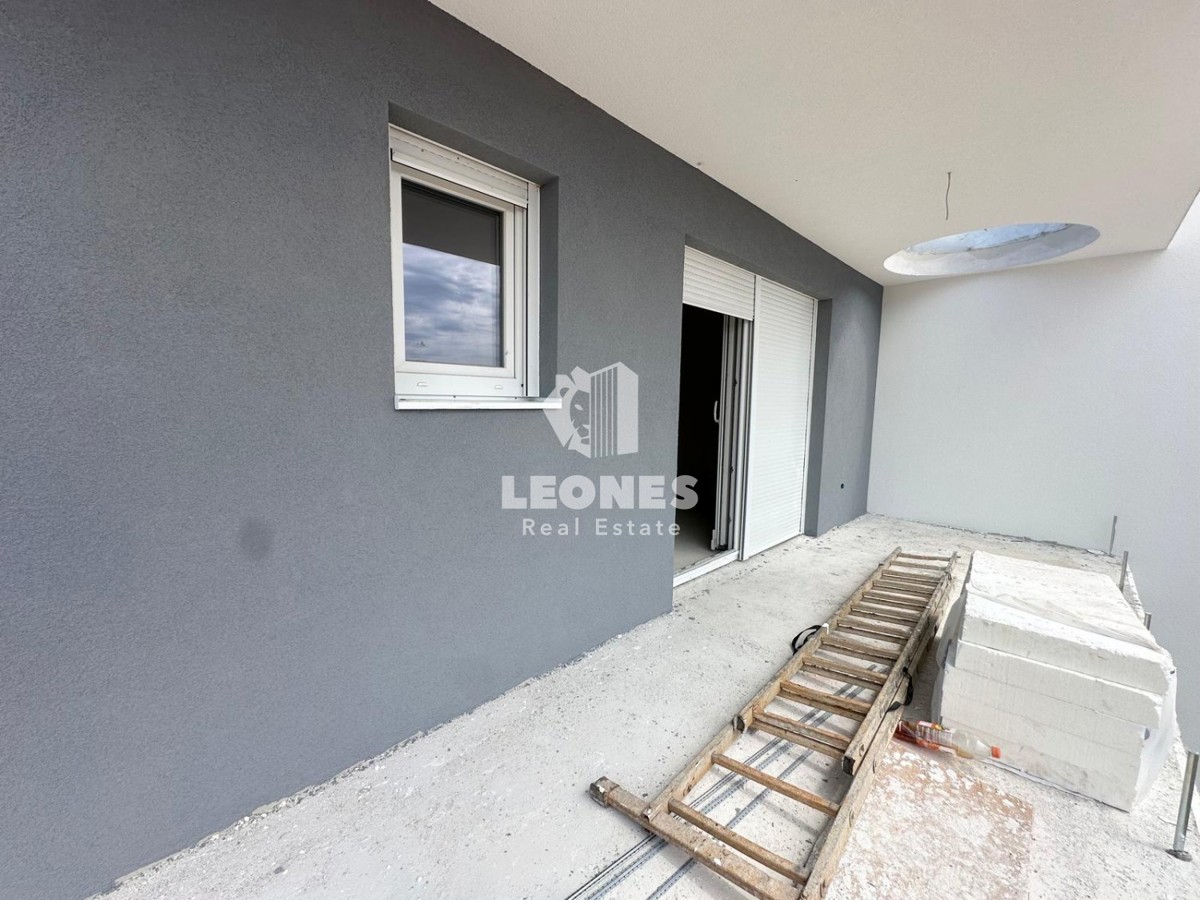 Confortevole appartamento con vista mare e terrazza panoramica a soli 600 metri dal mare a Zambratija