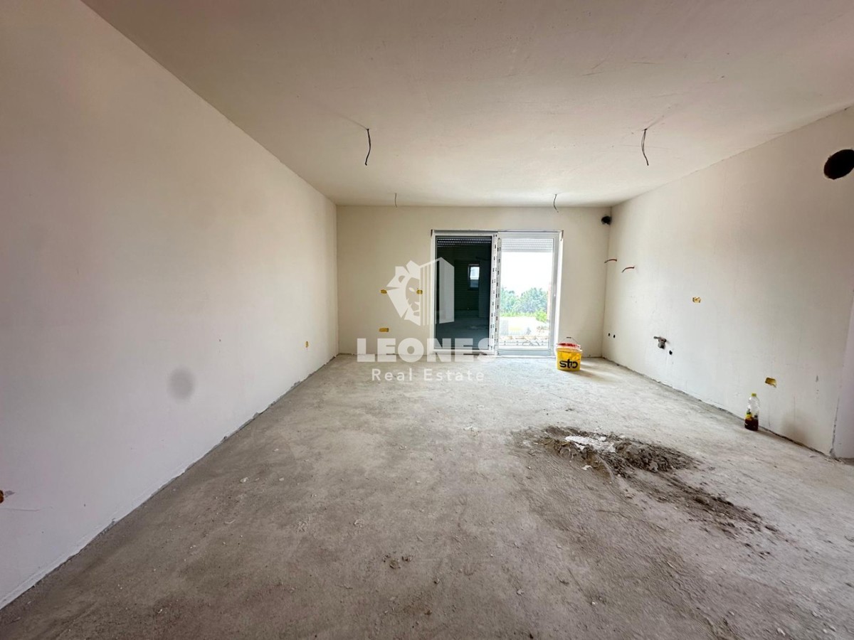 Confortevole appartamento con vista mare e terrazza panoramica a soli 600 metri dal mare a Zambratija