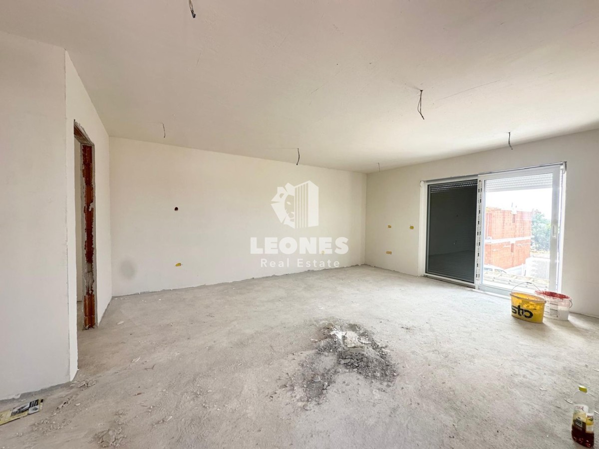 Confortevole appartamento con vista mare e terrazza panoramica a soli 600 metri dal mare a Zambratija