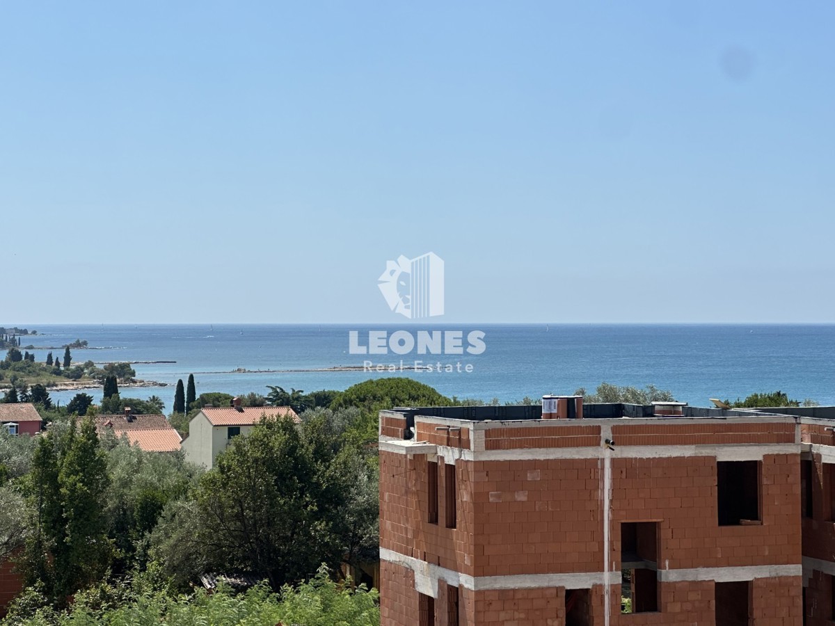 Confortevole appartamento con vista mare e terrazza panoramica a soli 600 metri dal mare a Zambratija