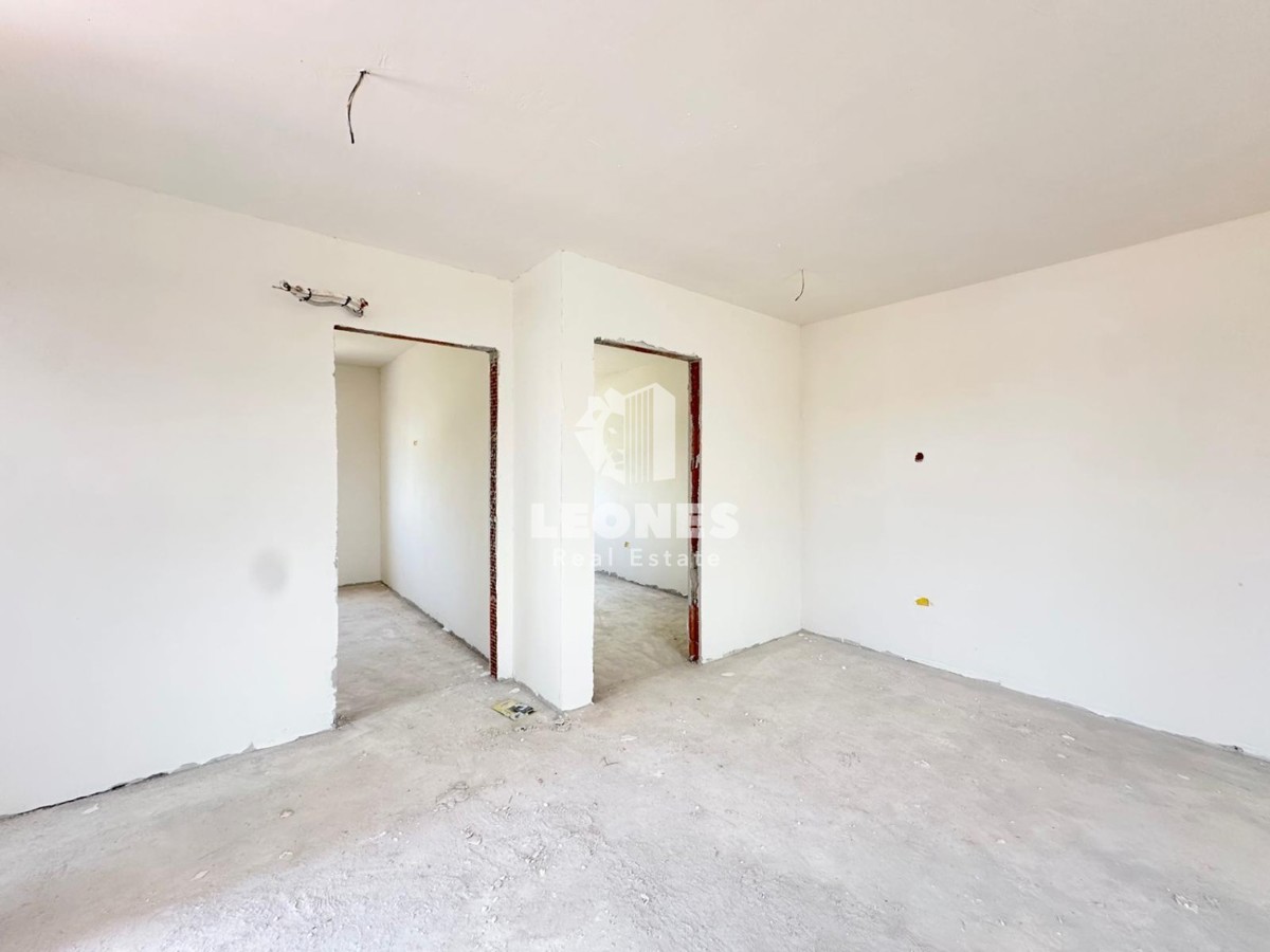 Confortevole appartamento con vista mare e terrazza panoramica a soli 600 metri dal mare a Zambratija