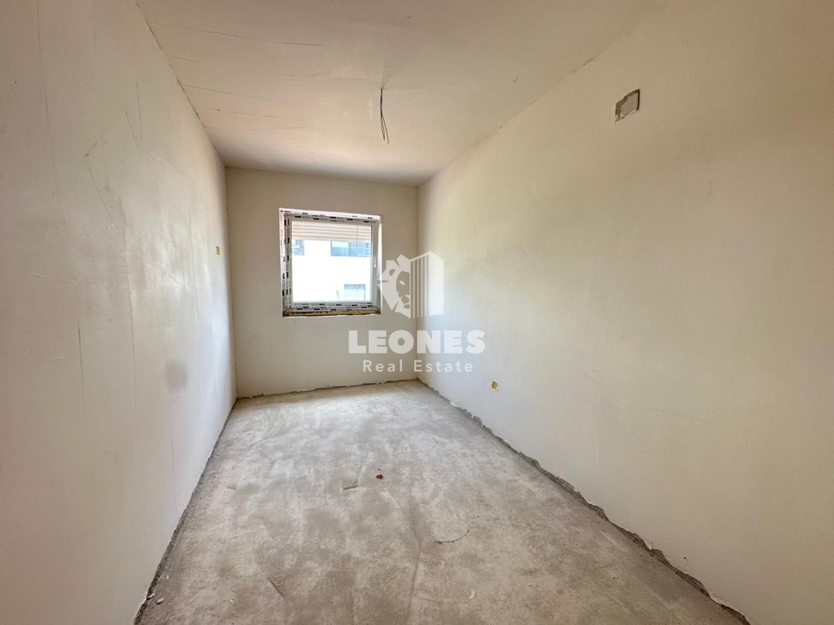 Confortevole appartamento con vista mare e terrazza panoramica a soli 600 metri dal mare a Zambratija