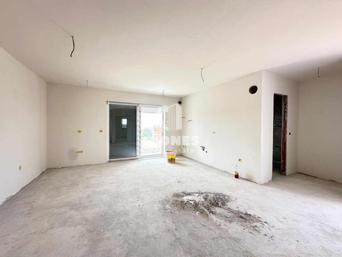Confortevole appartamento con vista mare e terrazza panoramica a soli 600 metri dal mare a Zambratija